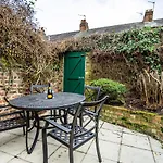 7 St John\'S Crescent